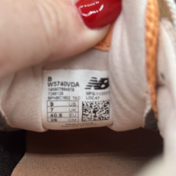 New Balance shoes 57/40 Exclusive “Valentine’s Day” W5740VDA Size 9 B Sneakers - Picture 8 of 9